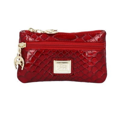 Bolsa pequena vermelha com textura tipo escamas e detalhes dourados