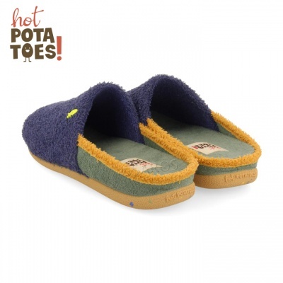 Chinelos de casa azul escuro com interior verde e borda amarela, com etiqueta hot POTATOES!