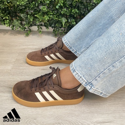 Ténis Adidas castanhos em camurça com três riscas brancas