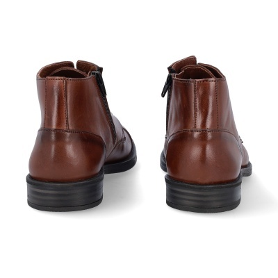 Botas masculinas castanhas de couro com zíper lateral preto em fundo branco