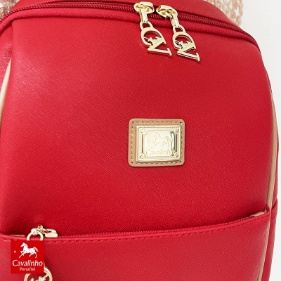 Mochila vermelha Cavalinho com detalhes dourados e placa do logo