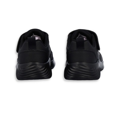 Ténis desportivos pretos com sola preta e fecho em velcro vistos de trás