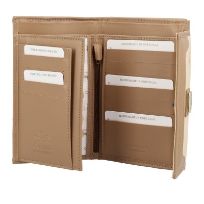 Carteira castanha clara aberta com slots para cartões e fecho metálico