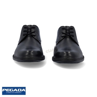 Sapatos pretos de couro vista frontal com atacadores pretos