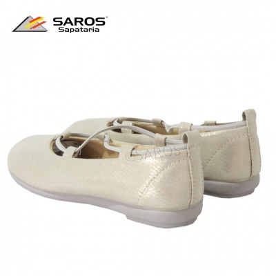 Sapatilhas femininas cor bege claro com tiras cruzadas e solado branco