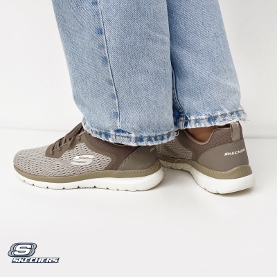 Ténis Skechers castanho/bege com malha e sola branca em fundo branco