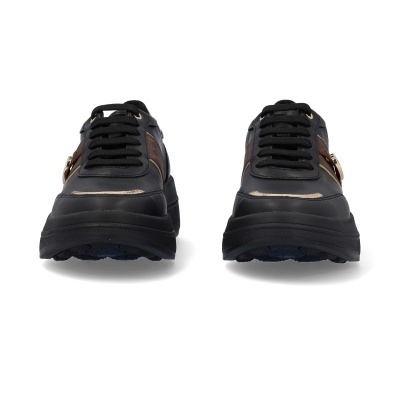 Ténis pretos com detalhes castanhos e dourados vistos de frente