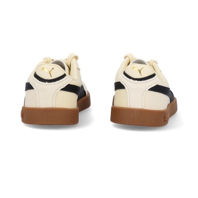 Par de sapatilhas Puma creme e pretas vista de trás