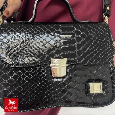 Mala preta com textura de escamas e fecho dourado Cavalinho