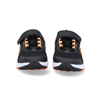 Par de sapatilhas desportivas pretas com detalhes laranja e sola branca com riscas laranja.