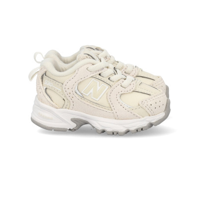 Sapatilhas infantis New Balance bege claro com detalhes em camurça e sola branca