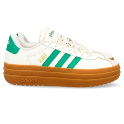 Ténis Adidas branco com riscas verdes e sola castanha alta