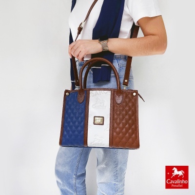 Mala de ombro Cavalinho bicolor azul, castanho e branco com logo e tiracolo ajustável