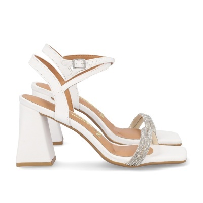 Sandálias de salto alto brancas com strass e fivela prateada