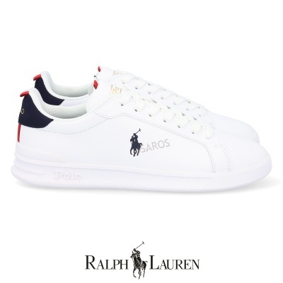 Ténis brancos Ralph Lauren com logótipo Polo azul e detalhes em azul escuro e vermelho