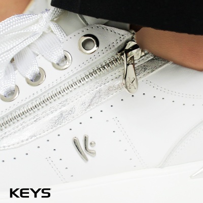 Ténis brancos em pele com fecho e atacadores brancos