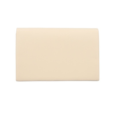 Carteira retangular creme em fundo branco