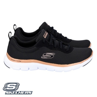 Sapatilhas Skechers pretas com sola branca e detalhes cor de rosa claro