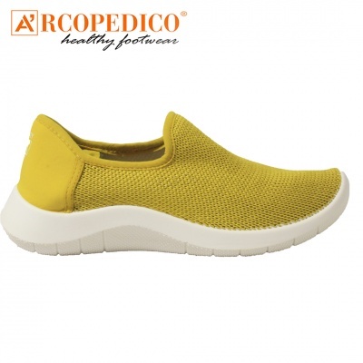 Ténis amarelo tipo slip-on com sola branca e texto ARCO PEDICO