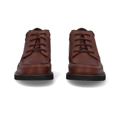 Sapatos de couro castanho com cadarços pretos vistos de frente