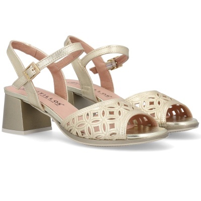 Sandálias douradas com salto médio e tiras com fivela