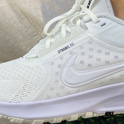 Ténis desportivos Nike brancos com DYNAMIC FIT e swoosh branco