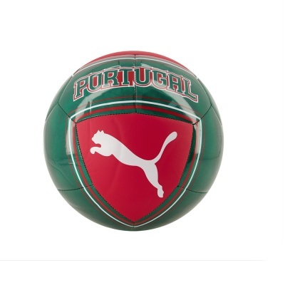 Bola de futebol verde e vermelha com texto Portugal e logotipo Puma