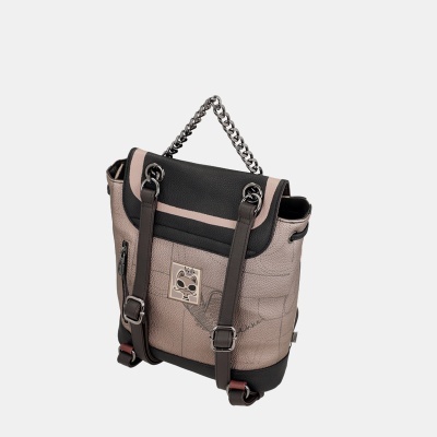 Mochila bege e preta com alças ajustáveis e corrente metálica