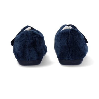 Chinelos de casa azuis felpudos vistos de trás sobre fundo branco