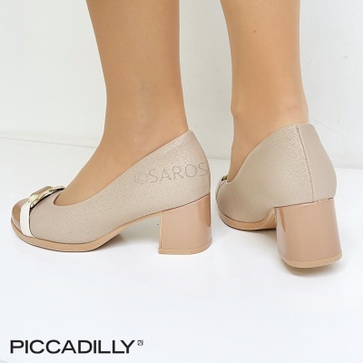 Sapatos de salto médio quadrado bege com detalhe dourado em fundo branco