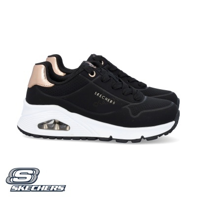 Ténis Skechers pretos com detalhes rosa dourado e sola branca com amortecimento visível