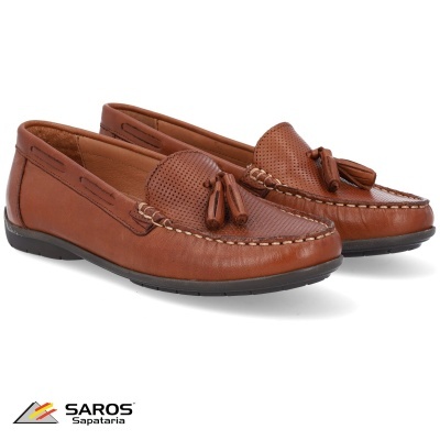 Mocassins castanhos em couro com detalhes perfurados e borlas