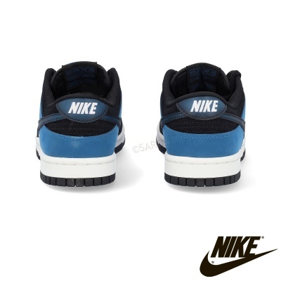 Sapatilhas Nike azuis e pretas vistas de trás com logótipo branco