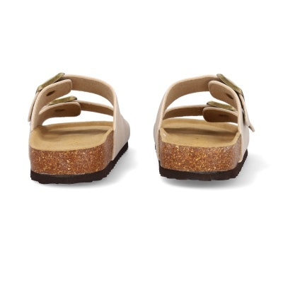 Sandálias bege com duas tiras e fivelas douradas, sola de cortiça e base preta vistas de trás