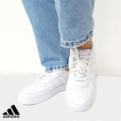 Ténis brancos Adidas com atacadores usados com ganga azul clara