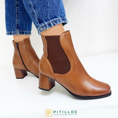 Botins de couro castanho com salto médio e elástico nas laterais