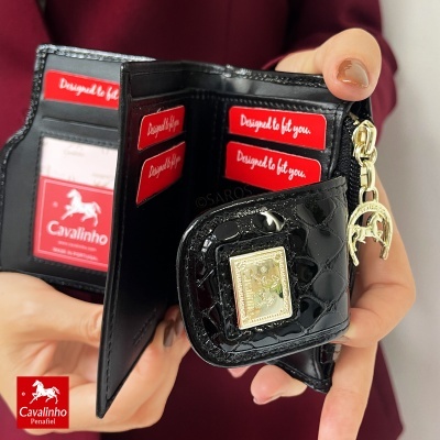 Carteira preta em couro brilhante com fecho e etiquetas vermelhas