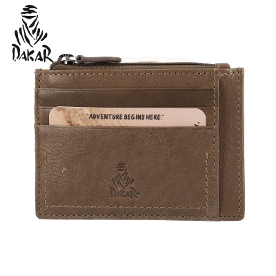 Carteira castanha em pele com fecho zip e cartão com texto visível