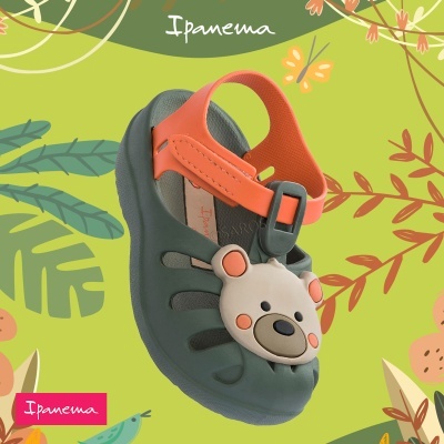 Sandália infantil Ipanema com ursinho, borracha cinza e correia vermelha