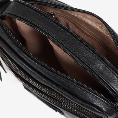 Mala preta de couro com compartimentos e fechos de correr