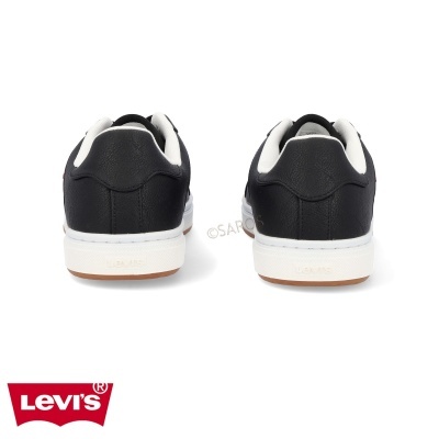 Sapatilhas Levi's pretas vistas de trás com sola branca, logo Levi's no canto