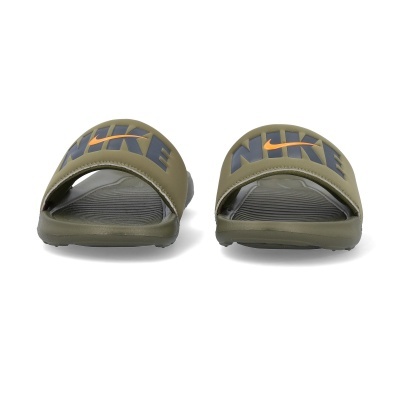 Chinelos Nike verdes oliva com texto NIKE azul e logo Swoosh laranja