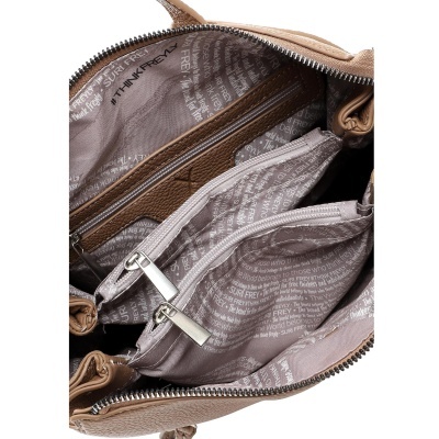 Interior de bolsa castanha com vários compartimentos e fechos de zíper