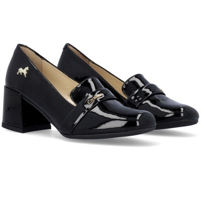 Sapatos de salto alto pretos em verniz com detalhes dourados