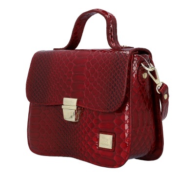 Mala de mão vermelha com padrão de pele de réptil e fecho metálico prateado