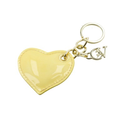 Porta-chaves coração amarelo brilhante com argola dourada e letras DC e V