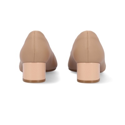 Sapatos de salto médio quadrado bege vistos de trás