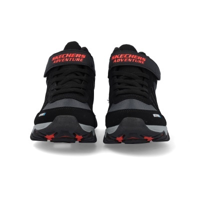 Ténis pretos Skechers com detalhes vermelhos e cinza e sola antiderrapante