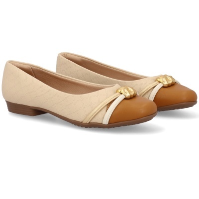 Sapatos rasos bege e castanhos com detalhe dourado