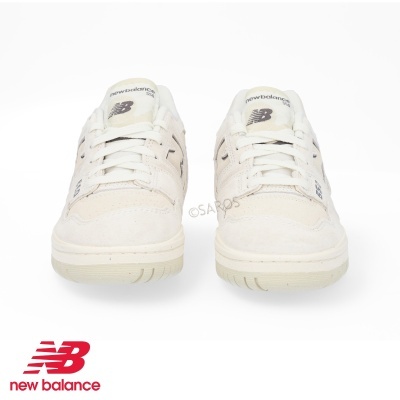 Ténis New Balance brancos vistos de frente com atacadores.